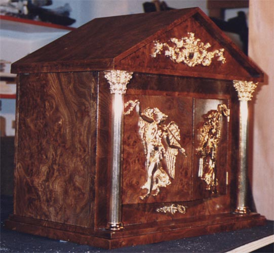 Tabernacolo in radica di noce, con fregi in ottone bagnato in oro 18 kt