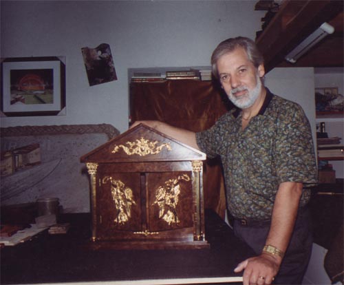 Tabernacolo in radica di noce, con fregi in ottone bagnato in oro 18 kt